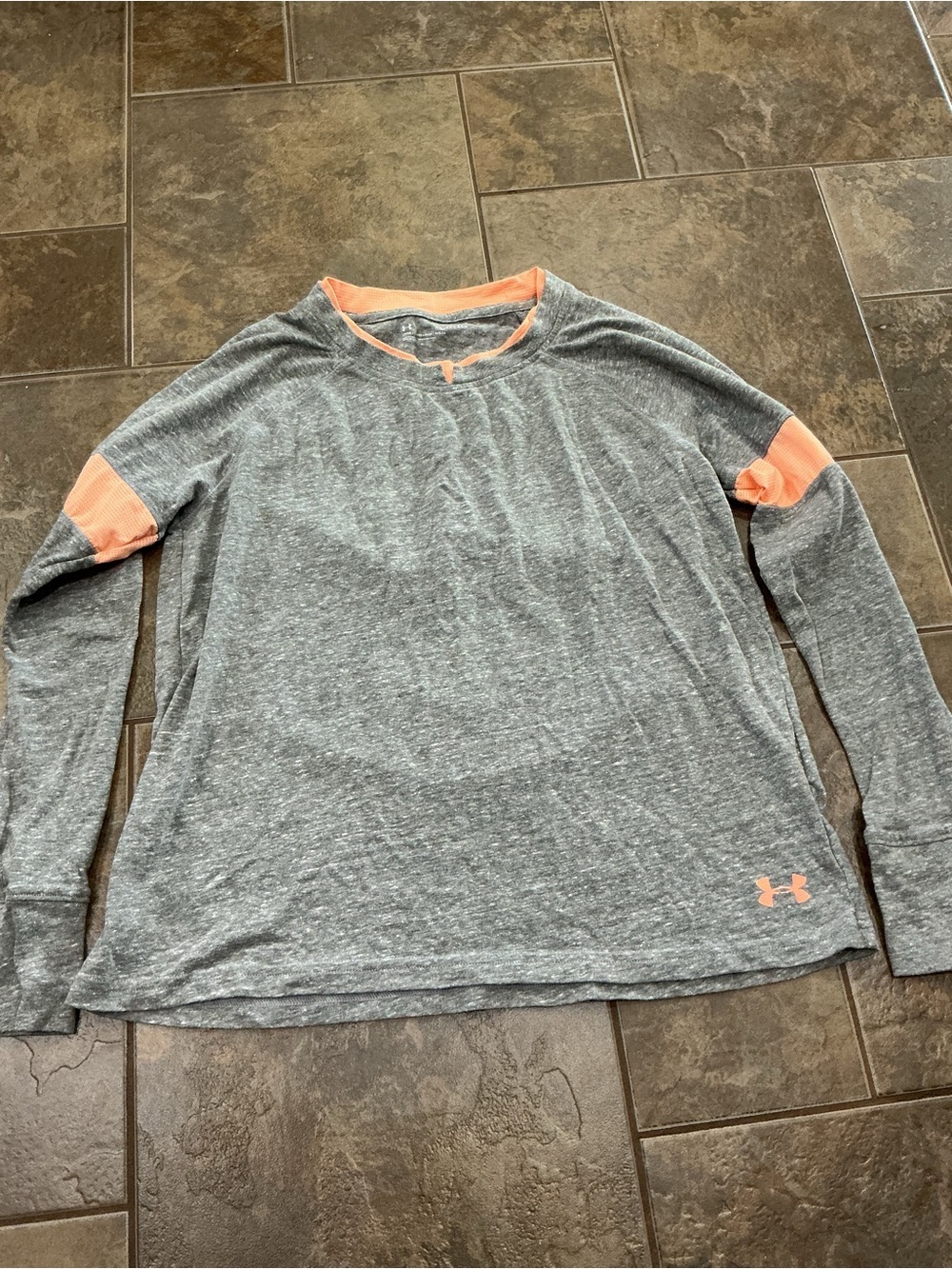 🥵 Under Armour loose fit Gray Long Sleeve Shirt with peach Accents